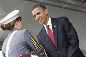 Obama gratuluje absolventce Westpointu.