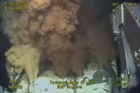 Záběr z podmořské kamery ukazuje místo úniku ropy.