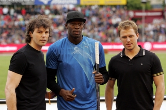 Jaromír Jágr a Petr Vampola pózují s Usainem Boltem.