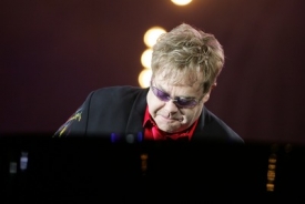 Elton John v Maroku.