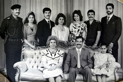 Saddám Husajn se svou první manželkou a rodinou.
