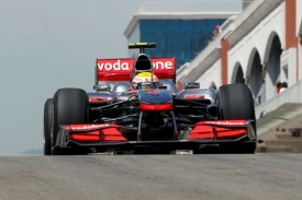 Lewis Hamilton s mclarenem v tréninku na Velkou cenu Turecka.