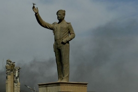 Slavná Saddámova socha v Bagdádu.