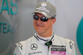 Michael Schumacher zatím příliš důvodů k úsměvu nemá.