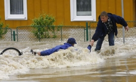 Záplavy trvají již skoro dva týdny. Pomoc je na cestě (Foto: ČTK).