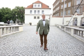 Karel Schwarzenberg přichází do volebního štábu své strany.