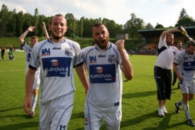 Fotbalisté Ústí nad Labem se radují z postupu.