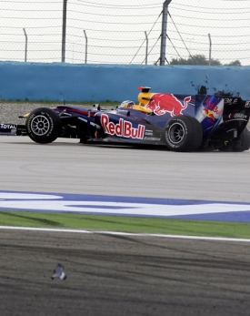 Poškozený monopost Sebastiana Vettela.