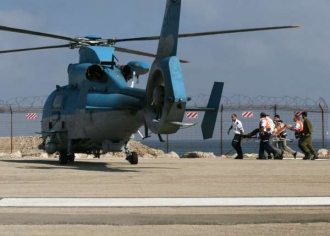 Izraelský vrtulník přiváží zraněného vojáka.