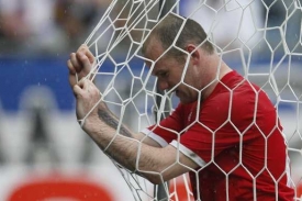 Wayne Rooney nedokázal překonat japonskou obranu. Hledá formu.