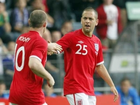 Joe Cole (vpravo) s Waynem Rooneym v utkání proti Japonsku.