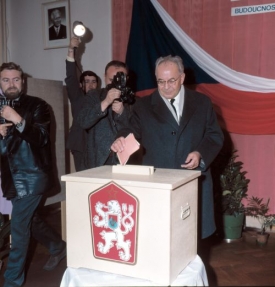 Prezident Husák u voleb.