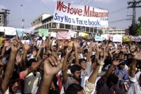 Protestující Pákistánci považovali facebookovou skupinu za urážlivou.