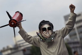 Demonstrant s maskou vůdce KLDR Kim Čong-ila.