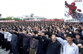 Severokorejci hrozí na masové demonstraci Jižní Koreji pěstí.
