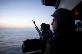 Izraelští námořníci sledují šestici lodí na cestě do Gazy.