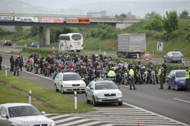 Na motorkáře číhali policisté třeba u vjezdu na D8 u Lovosic.