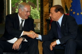 Mocný muž. Silvio Berlusconi (vpravo) s izraelským premiérem.