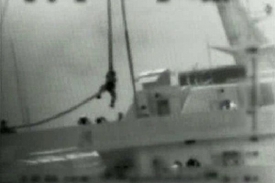 Izraelský voják slaňuje na loď aktivistů.