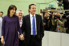 Britský premiér David Cameron se svou ženou.