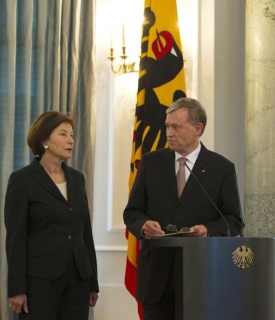Německý prezident s chotí čte krátké vyjádření ke své rezignaci.