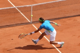 Rafael Nadal dokazuje, že mu pařížská antuka svědčí.