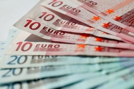 Euro se propadlo na své čtyřleté minimum k dolaru.