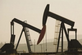 Cena ropy v květnu spadla o 14 procent.