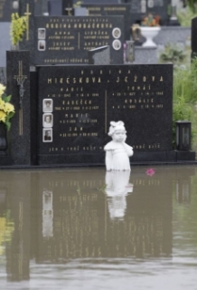 Zaplavený hřbitov v obci Louka na Hodonínsku.