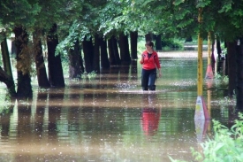 Stoupající voda v řekách na Moravě si vyžádala tři lidské oběti.