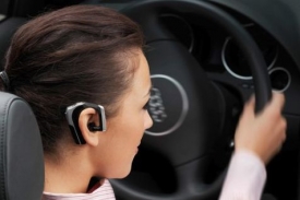 Ženy za volantem rády telefonují, ovšem i bez hands free.