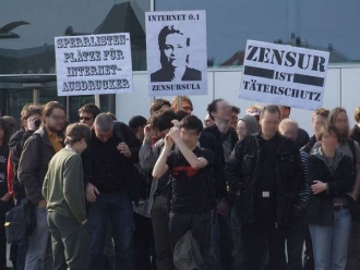 Webová komunita protestuje proti cenzorce Von der Leyen.
