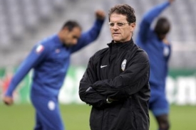 Fabio Capello bude dál trénovat anglickou fotbalovou reprezentaci.