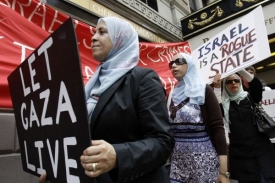 Izrael čelí vlně kritiky za zásah proti aktivistům.