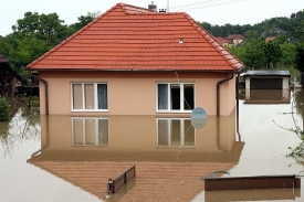 Rozvodněný potok Liska zaplavil obec Hul v okrese Nové Zámky.
