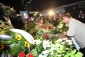 Před fotografie zpěváka lidé pokládali kytky a věnce. Na snímku je muzikant Vilém Čok.