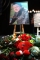 Smuteční pódium zdobilo šest velkých portrétů Petra Muka.