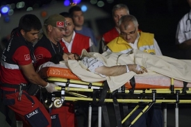 Jeden ze zraněných aktivistů po převozu do Turecka.