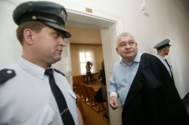 Roman Vaškůj (uprostřed) během soudu s Jiřím Čunkem.