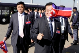 Kouč fotbalistů KLDR Kim Jong-chun (vlevo) po příletu do Afriky.
