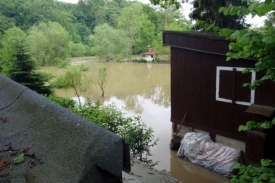 Zaplavená chatová osada na řece Opavě.