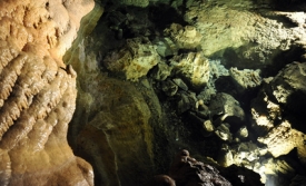 Jeskyně lákají na tajemná zákoutí i pestré barvy (ilustrační foto).