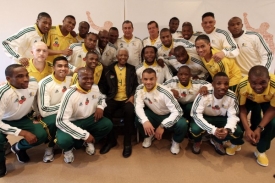 Nelson Mandela (uprostřed) s fotbalovou reprezentací JAR.