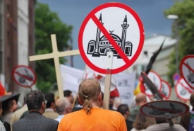 Demonstrace proti mešitám v Kolíně nad Rýnem.