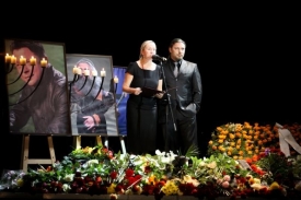 Bára Basiková se zpěvákem Petrem Kolářem se ujali smutečního proslovu.