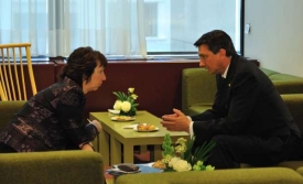Slovinský premiér Pahor s šéfkou diplomacie EU Ashtonovou.