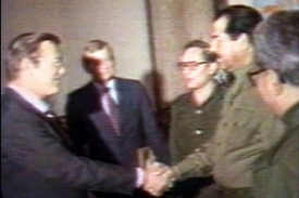 Saddám si třese rukou s Rumsfeldem, zvláštním emisarem Reagana (1983).