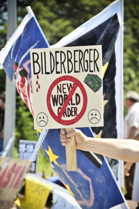 Někteří demonstranti věří, že státníci plánují 'Nový světový řád'.