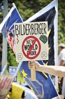 Někteří demonstranti věří, že státníci plánují 'Nový světový řád'.