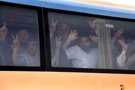 Zadržení aktivisté byli z izraelského vězení převáženi na letiště.